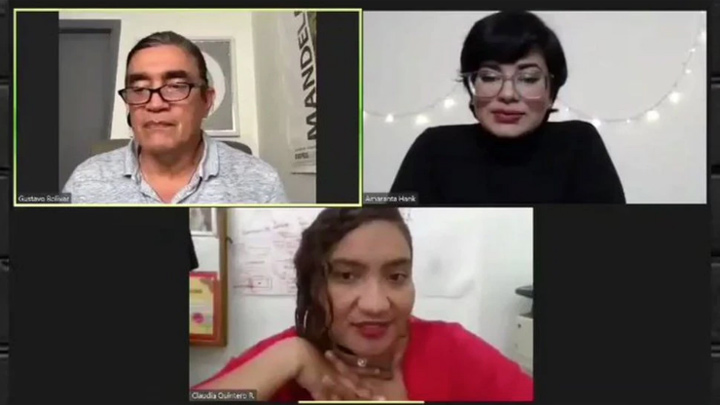 El senador Gustavo Bolívar, en su canal de YouTube ‘Cuarto de hora’, junto a la exactriz porno cucuteña Amaranta Hank (derecha) y la activista feminista Claudia Quintero (abajo).