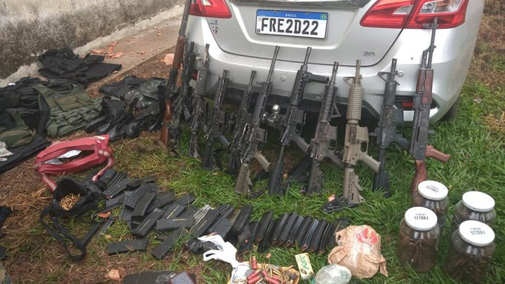 Una gran cantidad de armamento (armas largas, fusiles, granadas, munición...), chalecos antibalas y varios vehículos robados fueron decomisados. / Foto: Policía Militar de Brasil