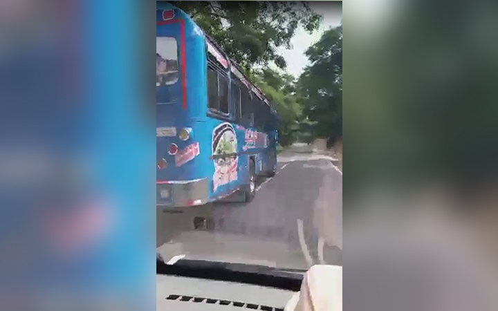 El conductor de un bus de la empresa Extra Rápido Los Motilones “de manera irresponsable e intimidante en varias ocasiones se cruzó de carril cerrando el paso” a una buseta.