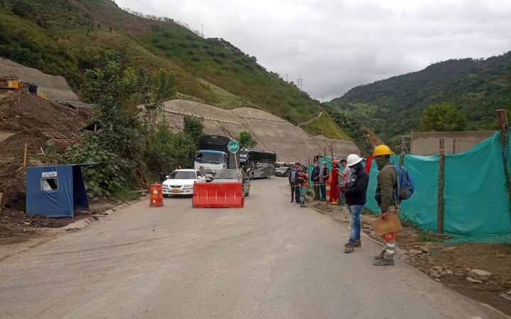 Personal de Unión Vial Río Pamplonita trabaja en la rehabilitación del paso. / Foto: Cortesía