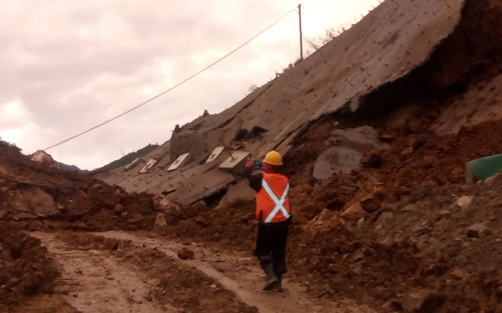 El desprendimiento de rocas y de un muro de contención se da a la altura del sector La Repollera. / Foto: Cortesía