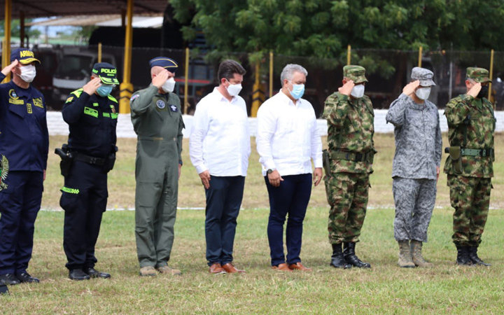 El presidente Iván Duque junto al ministro de Defensa, Diego Molano; y altos mandos militares. / Foto: Cortesía