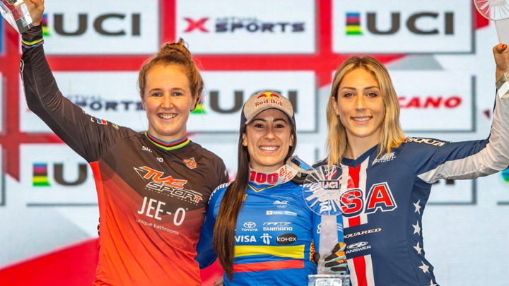 Mariana Pajón superó a la neerlandesa Laura Smulders y la estadounidense Felicia Stancil. / Foto: federación de Ciclismo
