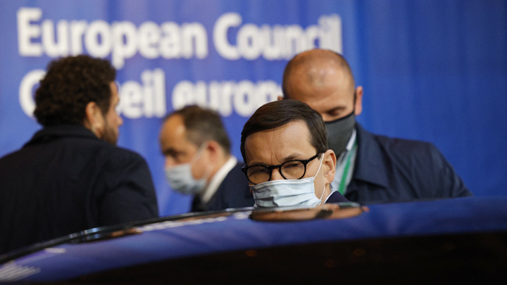 El primer ministro de Polonia, Mateusz Morawiecki, se sube a su automóvil al partir al final del primer día de una cumbre de la Unión Europea (UE) en el edificio del Consejo Europeo en Bruselas. / Foto: AFP