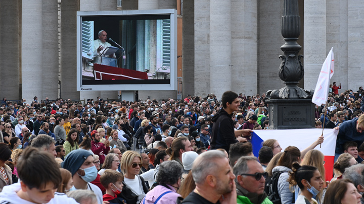 En su tradicional rezo del Ángelus, el papa Francisco pidió orar para que los gritos de la Tierra y de los pobres sean escuchados. / Foto: AFP