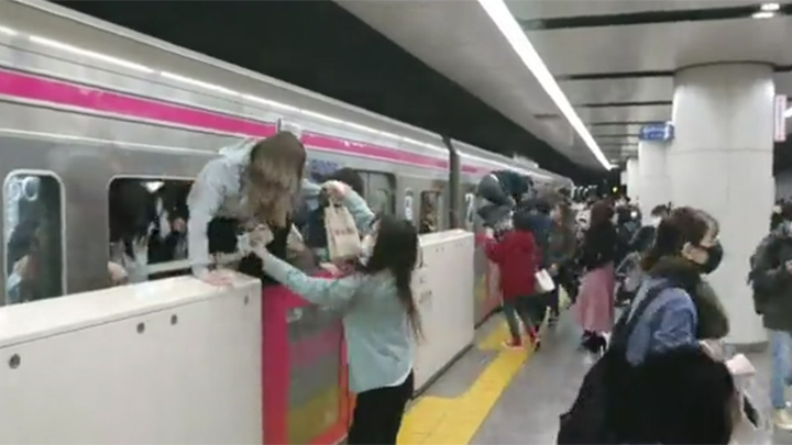 En un video colgado en Twitter se puede ver a varios pasajeros intentando huir del tren de la línea Keio a través de las ventanas.