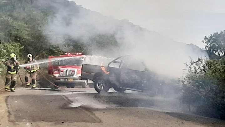 El cuerpo de Bomberos controló el incendio del vehículo.