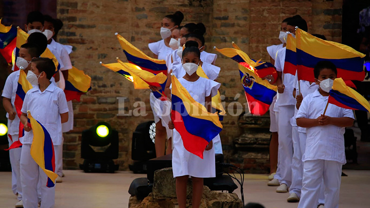Los asistentes disfrutan del Bicentenario del primer Congreso de la República de Colombia.