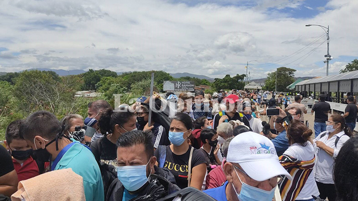 Cientos de personas tuvieron que esperar varias horas para pasar de Colombia a Venezuela.