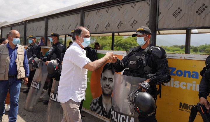 El precandidato del Centro Democrático, Óscar Iván Zuluaga, estuvo en la frontera. /Foto cortesía para La Opinión