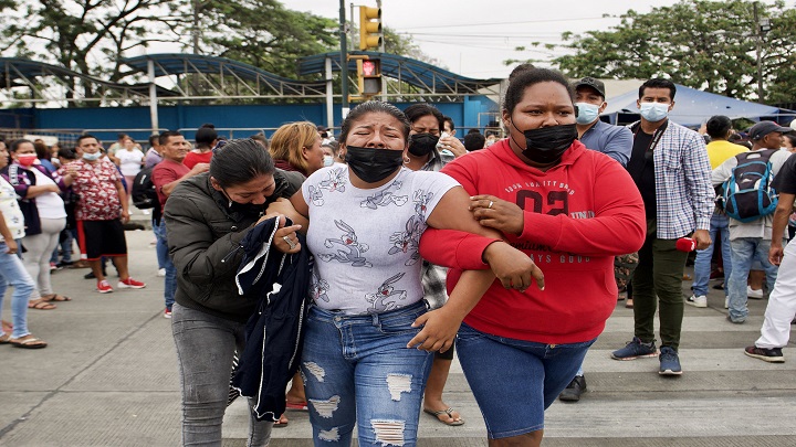 El gobierno de Ecuador calificó de “barbarie” los hechos sangrientos. Familiares de los reclusos lloraron al conocer la noticia./ Foto: AFP