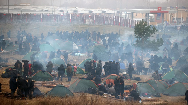 Los migrantes que pretenden cruzar a Polonia son vistos en un campamento cerca del cruce fronterizo de Bruzgi-Kuznica en la frontera bielorrusa-polaca./AFP
