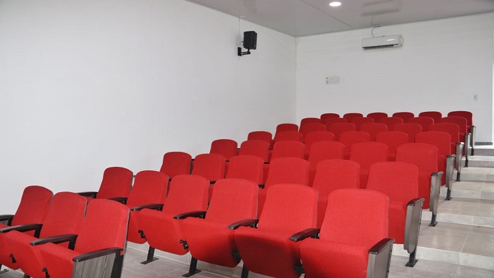 Un moderno auditorio para 90 personas fue adecuado en Ocaña.