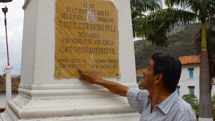  Don Beto, una de las víctimas sobrevivientes de la masacre, junto El busto de Jorge Eliécer Gaitán que fue destruido. / Foto: Jaime Landínez para el CNMH