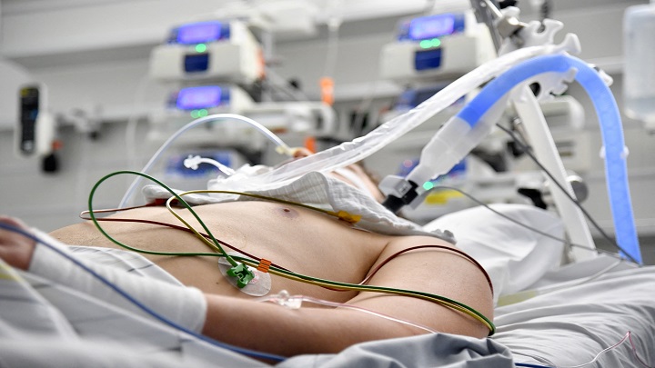 Un paciente yace en su cama en una unidad de cuidados intensivos (UCI) en un hospital estatal de Salzburgo en Austria.  /AFP