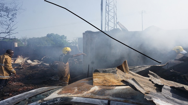 el presidente del país, Julius Maada Bio, se dijo profundamente "conmovido por este trágico incendio y las horribles pérdidas de vidas humanas"./AFP