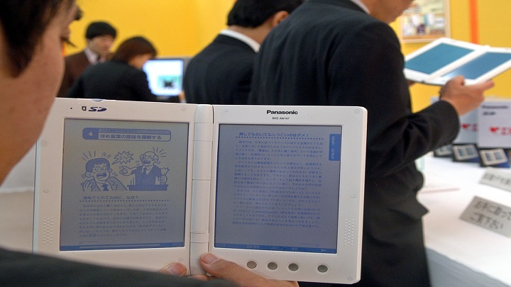 Los celulares, computadores y los libros digitales son nuevas alternativas de lectura, particularmente entre los jóvenes. /Archivo La Opinión