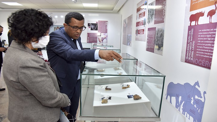 El marroquí Abdeljalil Bouzouggar (R), del Instituto Nacional de Arqueología y Patrimonio Cultural (INSAP) muestra artefactos a la prensa el 18 de noviembre de 2021 en Rabat./AFP