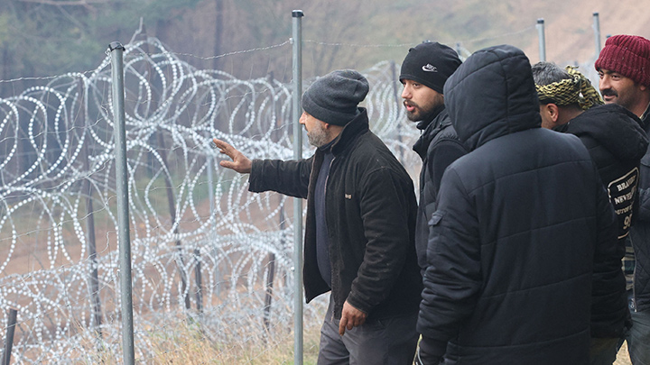 Cientos de migrantes desesperados están atrapados en temperaturas bajo cero en la frontera