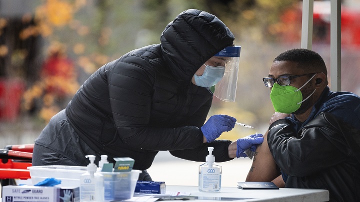Un hombre recibe su vacuna Covid-19 en un sitio de vacunación al aire libre dentro de Franklin Park en Washington./AFP