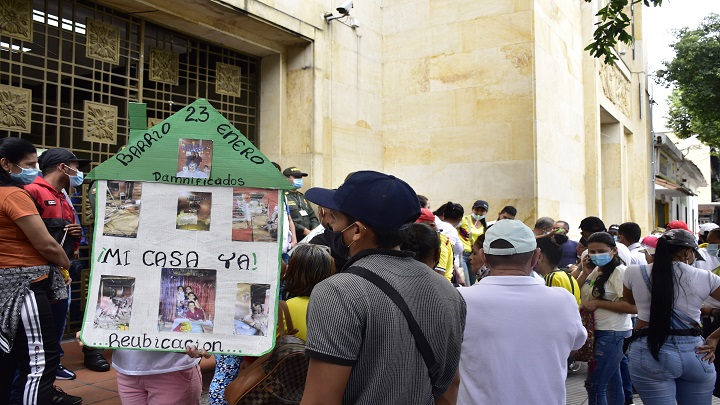 La comunidad protestó durante varias horas frente a la Alcaldía de Cúcuta para que les cumpla con el proceso de reubicación. / Foto: Pablo Castillo / La Opinión 