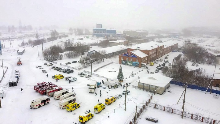 Los rescatistas llegaron a la mina de carbón Listvyazhnaya en la región de Kemerovo cerca de la ciudad de Belovo después del accidente./AFP