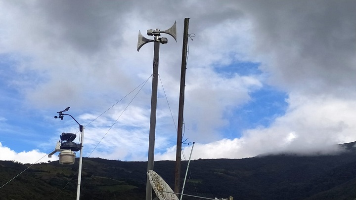 La sirena acústica y la estación meteorológica fueron instaladas en el Palacio Municipal. Foto: Cortesía/La Opinión.