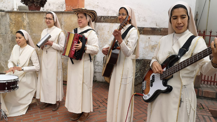 Hermanas Trovadoras de la Eucaristía, en acción.