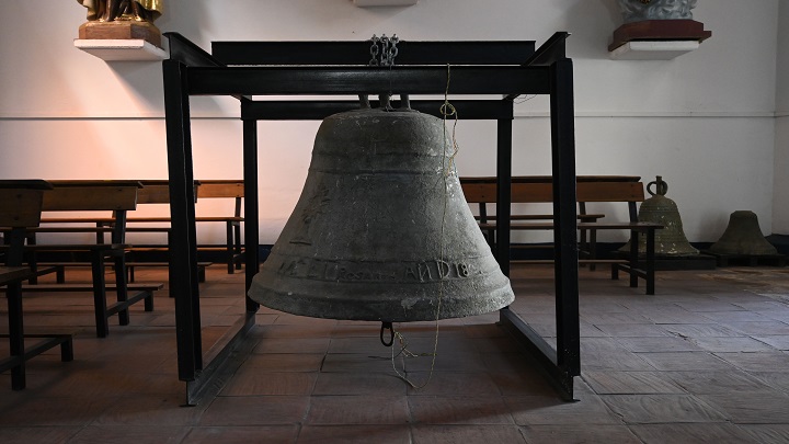 Las campanas de la primera iglesia se mantienen con el paso de los años, en la actualidad bajadas del campanario que está siendo reparado. /Foto Jorge Gutiérrez/La Opinión