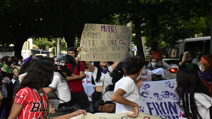 Las mujeres se movilizaron de manera pacífica. / Foto: Pablo Castillo / La Opinión 