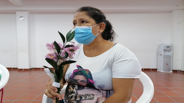 Mujer víctima de violencia por primera vez recibió flores./Foto: cortesía