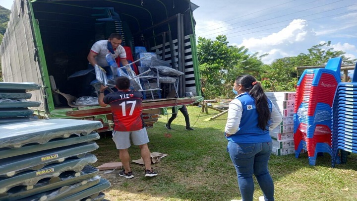 Desplazados del Catatumbo reciben dotación mobiliaria./Foto: cortesía