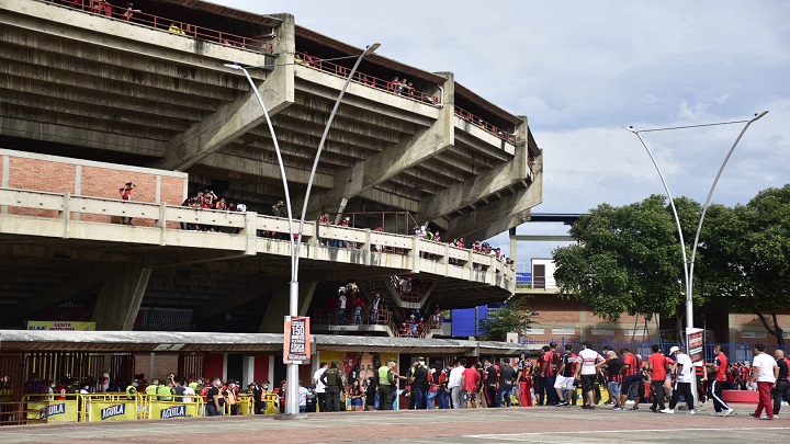 Una larga fila hicieron los hinchas del Cúcuta Deportivo para ingresar al estadio./Foto: Pablo Castillo - La Opinión