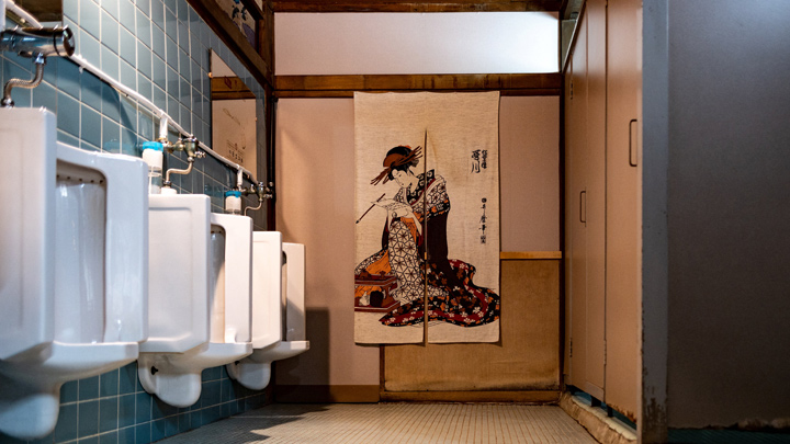 El baño de hombres en Taiyoshi Hyakuban, un antiguo burdel convertido en restaurante en el histórico barrio rojo de Tobita-Shinchi en Osaka. / Foto: AFP