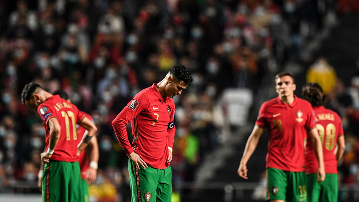 El delantero portugués Cristiano Ronaldo reacciona durante el partido de fútbol del grupo A de clasificación de la Copa Mundial de Catar 2022 entre Portugal y Serbia, en el estadio Luz de Lisboa. Foto: AFP