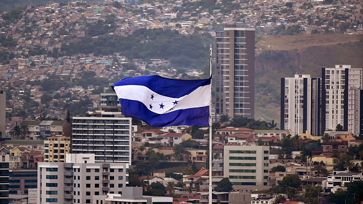 Una bandera nacional hondureña ondea en Tegucigalpa. Honduras celebra hoy  elecciones generales./ Foto: AFP