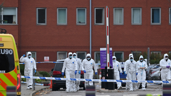 Los agentes forenses de la policía trabajan en las investigaciones en las afueras del Hospital de Mujeres en Liverpool, lugar de la explosión de un taxi ayer. / Foto: AFP