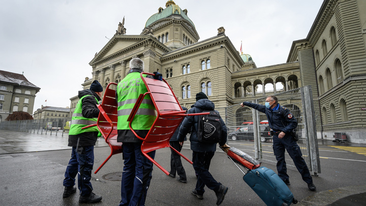 Policías aseguran la Plaza Federal, junto a la Casa del Parlamento suizo en Berna. / Foto: AFP