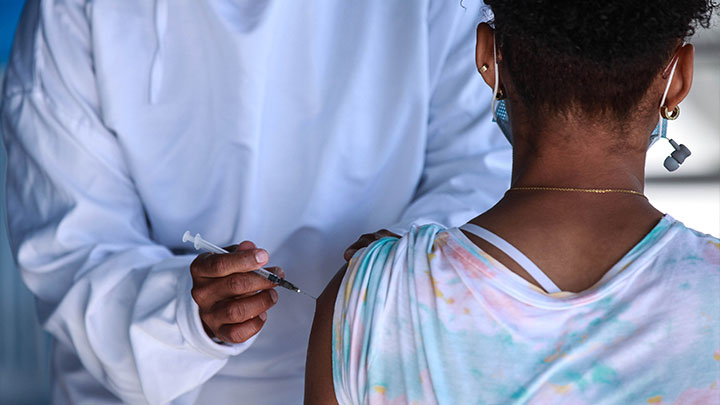 Costa Rica hará obligatoria la vacunación de menores de edad contra la COVID-19