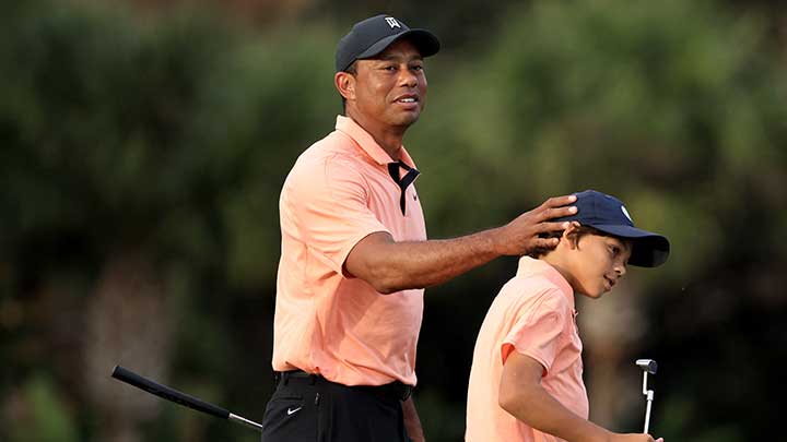 El ex número uno del golf mundial el estadounidense Tiger Woods, disfrutó con su hijo  Charlie Woods, el regreso a las camchas.