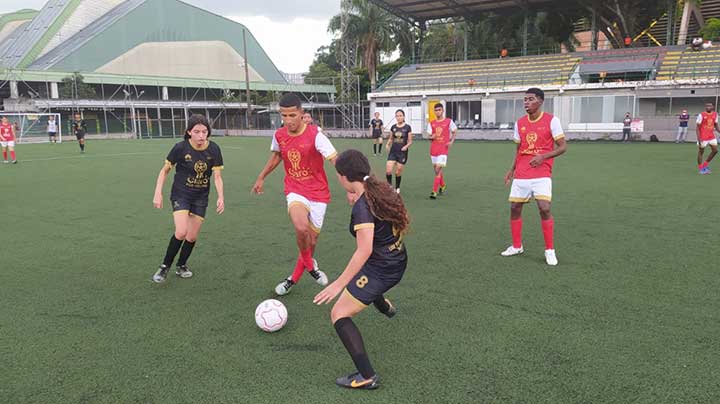 La Copa Claro de fútbol, certamen aficionado que se juega en todas las regiones de Colombia disputa las finales en Medellín.
