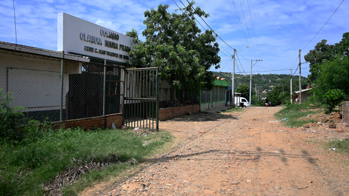 En el barrio queda ubicada la sede San Vicente de Paul del Colegio Claudia María Prada.