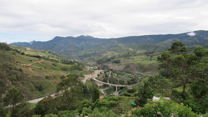Construyen viaductos y vías nuevas. Foto Roberto Ospino/La Opinión.