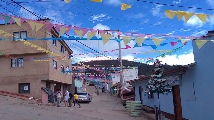 La comunidad adornó con cortinas las calles del barrio. Foto: Cortesía/La Opinión.