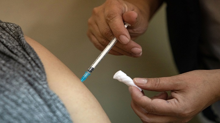 Latinoamérica apuesta por acelerar las campañas de vacunación para hacer frente a la variante ómicron. /AFP