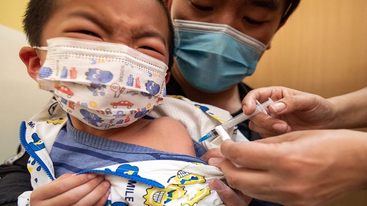 En medio del alza generalizada de contagios, la vacunación sigue siendo la punta de lanza del continente por lo que resta de año. / AFP