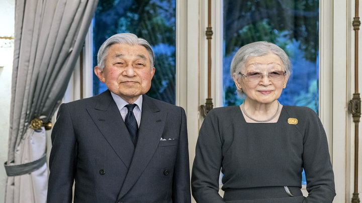 El exemperador Akihito (izq.) Y la exemperatriz Michiko./ AFP