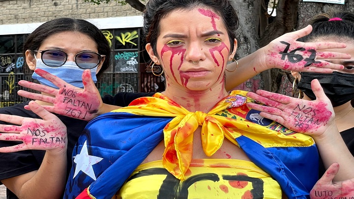  ¡Nos faltan  767 mujeres y mujeres trans! Luto Binacional.  El mensaje con el que las mujeres se manifestaron en 8 lugares de Colombia y Venezuela. / Foto: Cortesía / La Opinión 