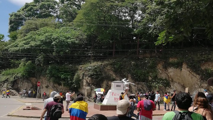 La estatua fue derribada durante las protestas sociales.