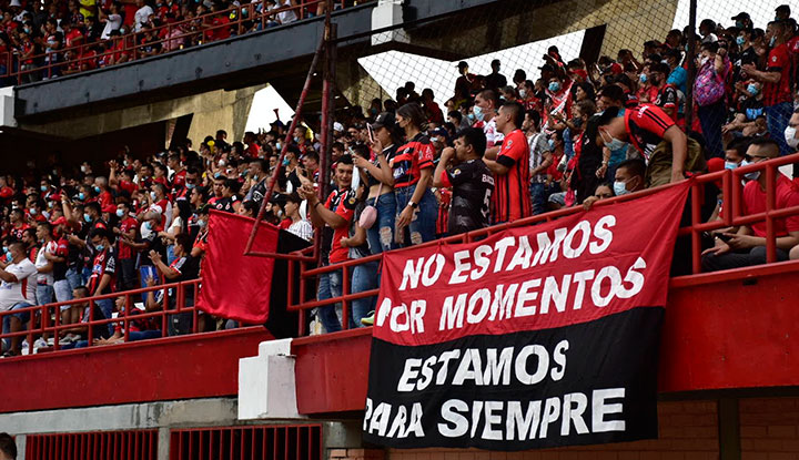 Hinchas del Cúcuta Deportivo en el estadio General Santander. 